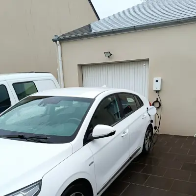 Cette photo représente une borne de recharge connectée pour véhicule électrique et a été installé par AS3 Electricité.