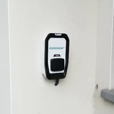 A la demande du client, AS3 Electricité a installé cette borne de recharge pour véhicule électrique sur le mur extérieur.